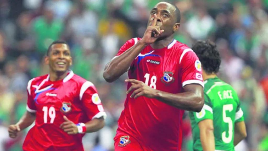 Luis Tejada tras marcarle a México en el Estadio Azteca