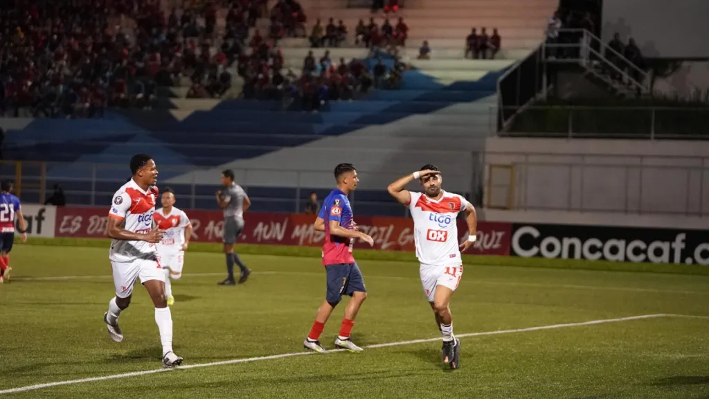 El “Iluminado”, celebrando el primero de los dos goles que le marcó a FAS en la Copa Centroamericana. (Foto: Real Estelí)