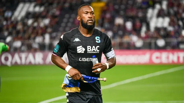 Kendall Waston no se guardó nada.