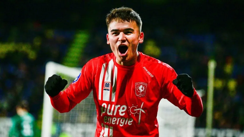 Manfred Ugalde con la camiseta del Twente