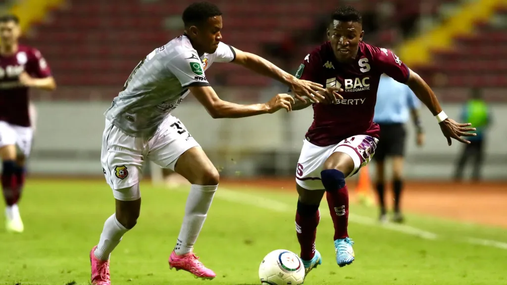 En lo que respecta a partidos no oficiales, el último cruce entre ambos fue en los “90 Minutos por la Vida” y lo ganó 1-0 Saprissa. (Foto: La Nación)