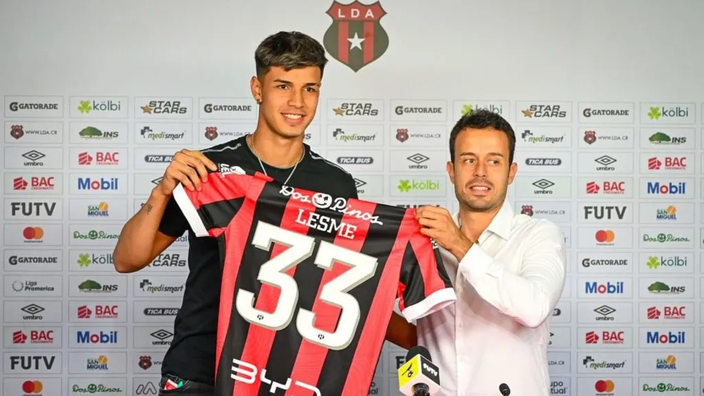 Fernando Lesme en su presentación con Alajuelense (LDA)