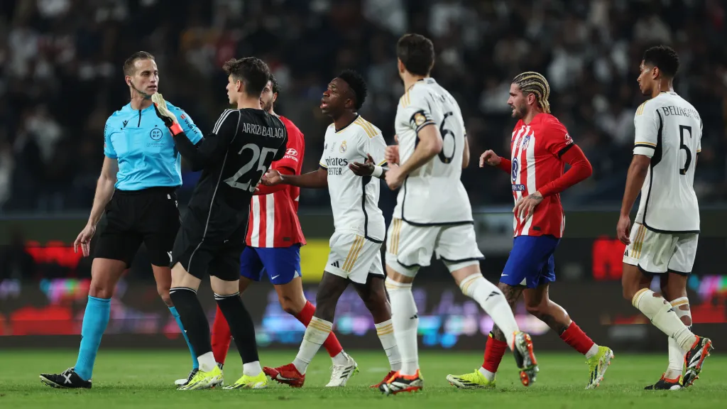 Kepa le reclama a Javier Alberola Rojas una supuesta infracción de Álvaro Morata en el tercer gol del Aleti. (Foto: Yasser Bakhsh/Getty Images)