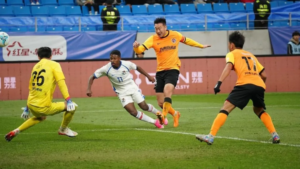 Didier Dawson en la última gira de Panamá en China (Fepafut)