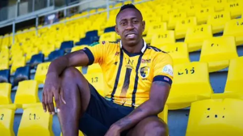 Caicedo presentado en el estadio por su equipo