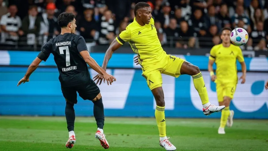 José Córdoba enfrentando al Eintracht Frankfurt (Levski)