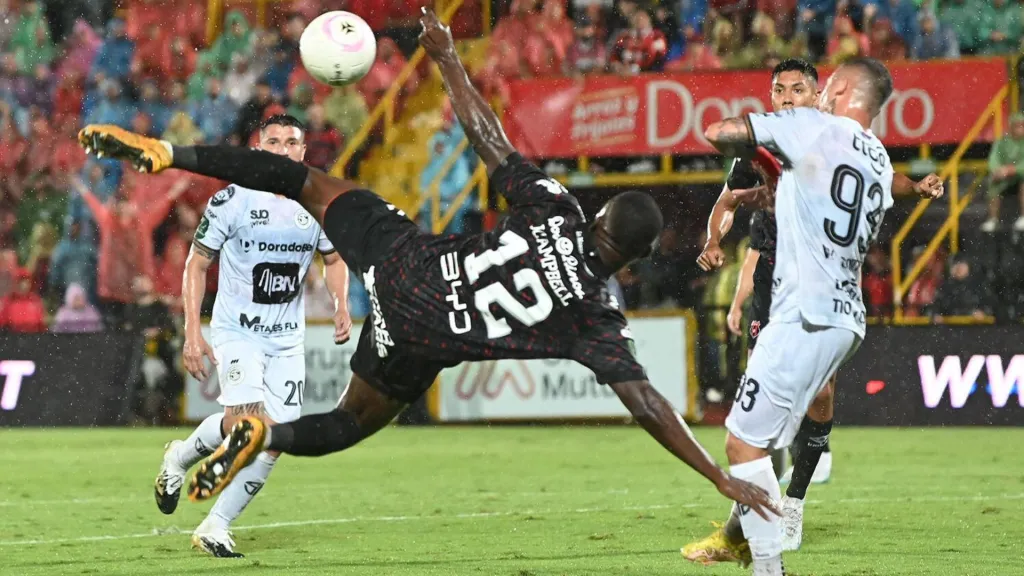 Joel Campbell ensayando una tijera en el último duelo con Sporting. (Foto: La Nación)