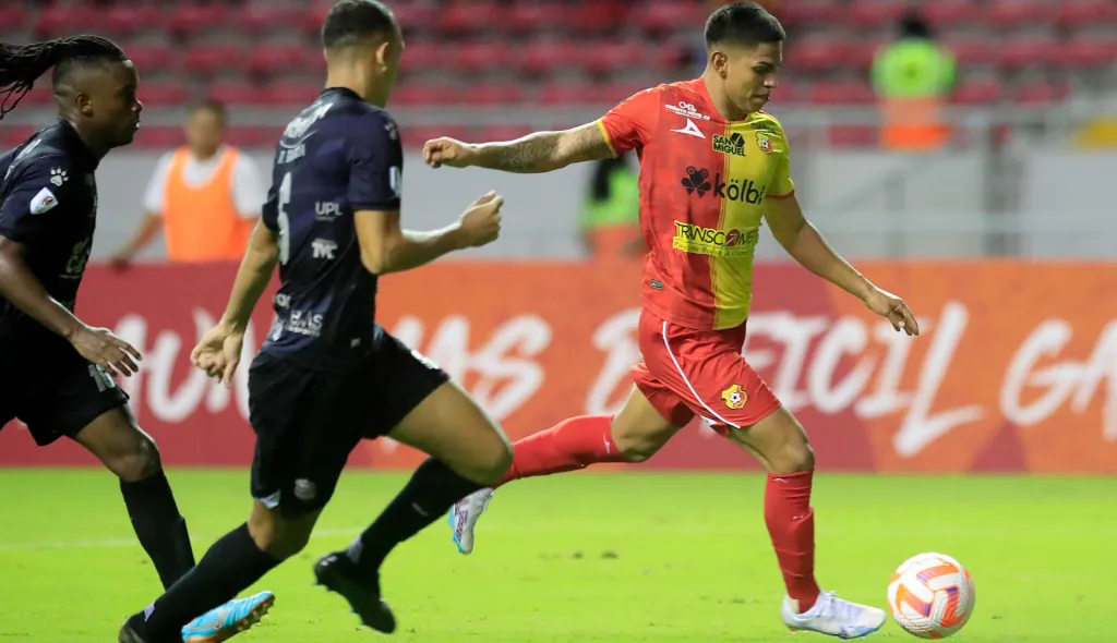 Bran tuvo una gran actuación contra Real España, club hondureño al que le marcó un doblete. (Foto: Rafael Pacheco Granados / La Teja)