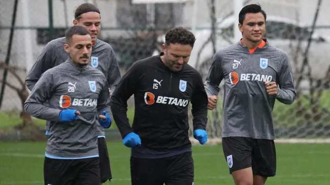 Denil Maldonado entrena junto a sus nuevos compañeros (Foto: Prensa Universitatea Cracovia).