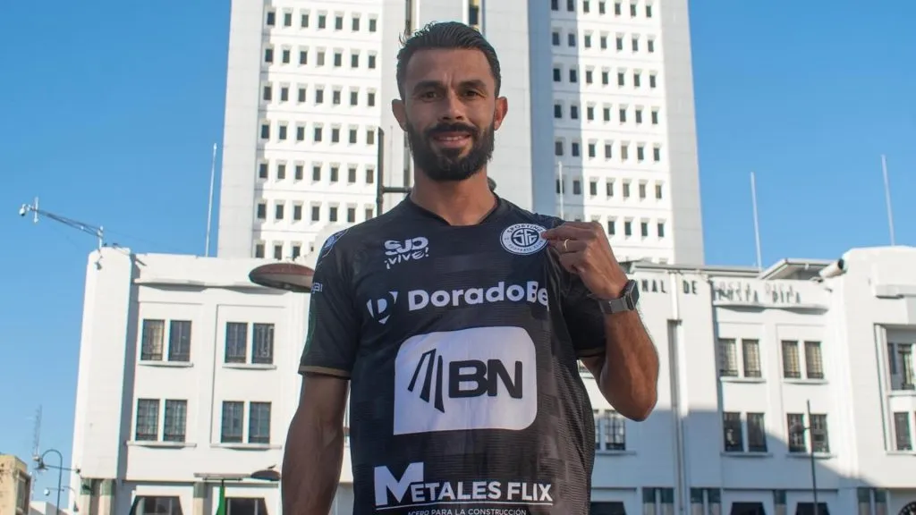 González con la camiseta de su nuevo equipo