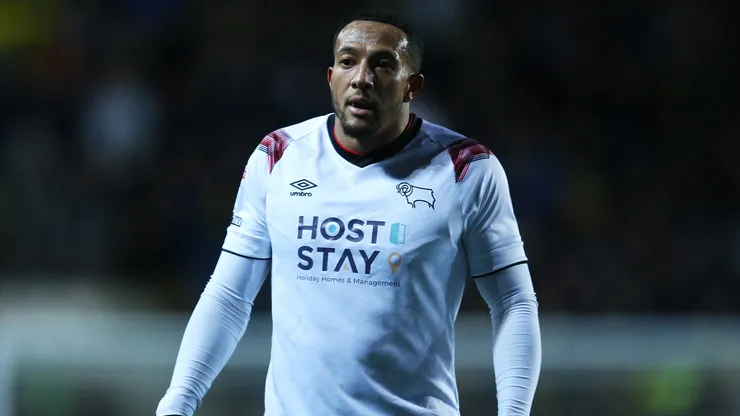 Nathaniel Méndez-Laing renueva contrato con Derby County