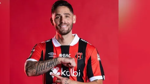 Jonathan Moya tuvo un paso por los dos equipos más grande de Costa Rica y, al ser consultado por cuál de los dos se inclinaba, dio su veredicto.