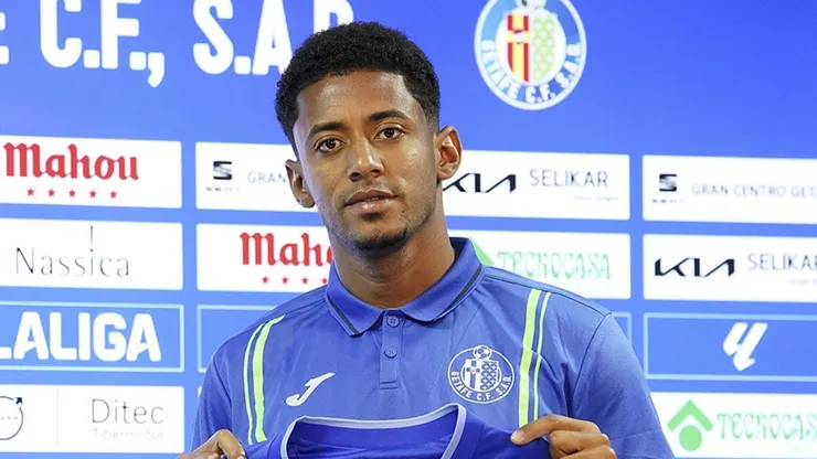 Choco Lozano posa con camiseta de Getafe