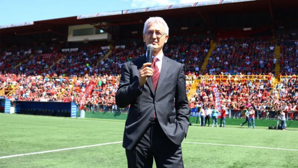 El 27 de diciembre de 2016, Alajuelense abrió las puertas del Morera Soto para presentar por todo lo alto a Benito Floro. (Foto: LDA)