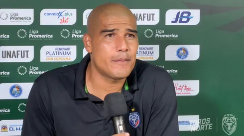 En entrenador de Puntarenas FC, Douglas Sequeira, expresó que a diferencia de otros entrenadores, él no vende humo; en relación a su llegada a un equipo que atraviesa un difícil momento.