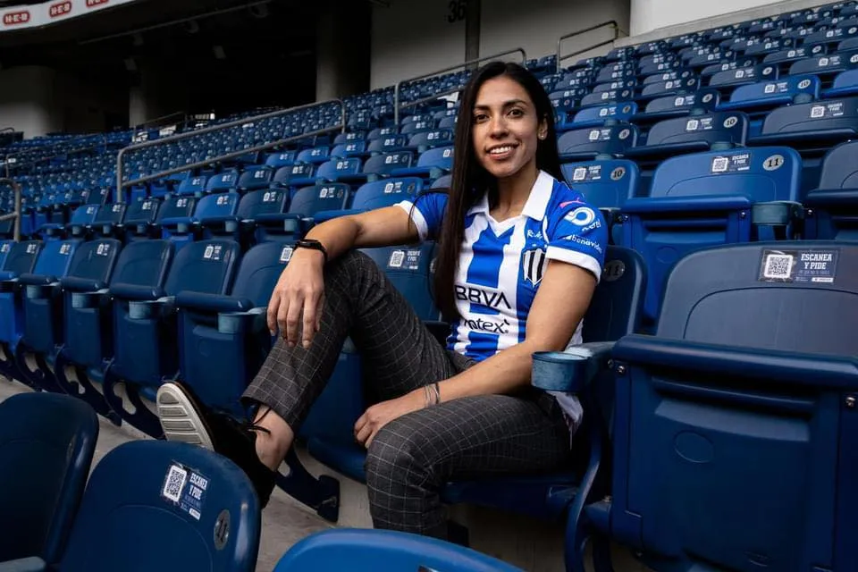 Ana Lucía Martínez posando con su nueva camiseta, la de Monterrey de México (Foto: Prensa Rayadas)
