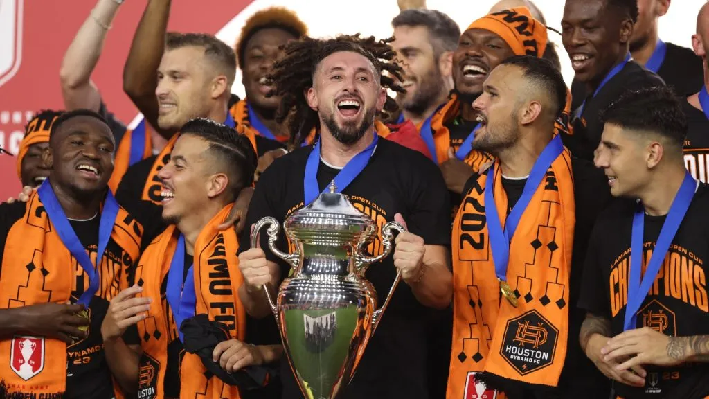 Héctor Herrera sostiene la US Open Cup 2023 que conquistó el Houston Dynamo, venciendo en la final al Inter Miami de Lionel Messi (Foto: Getty)