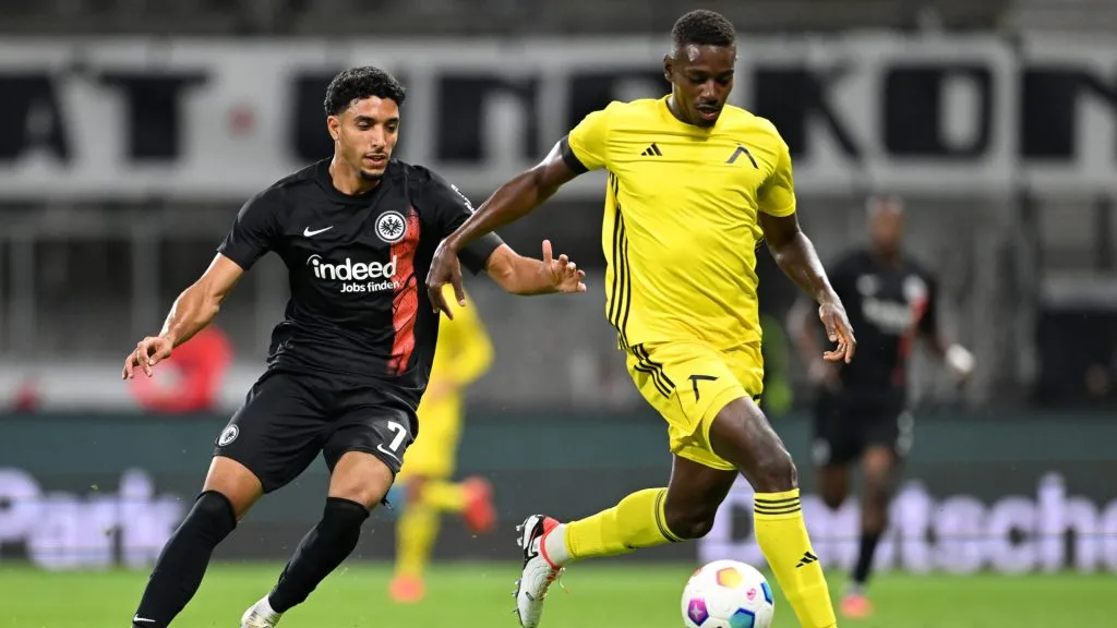 José Córdoba (der) cuida el balón ante la amenaza de Omar Marmoush (izq) del Frankfurt (Foto: Getty)
