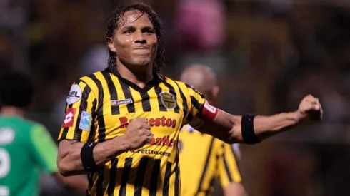 Carlos Pavón jugando para Real España