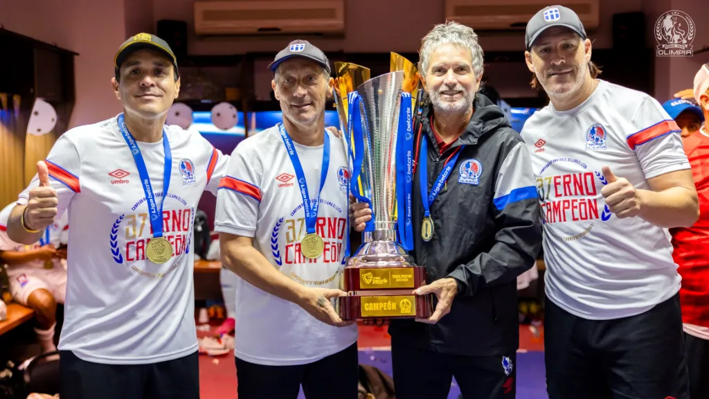 Troglio celebrando junto a su cuerpo técnico, compuesto por Sergio López, Pablo Martín y Gustavo Reggi. (Foto: Olimpia)