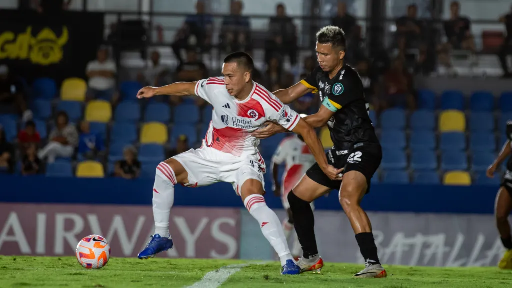 Sergio Ramírez marcando a Bobby Wood en el partido de ida. (Foto: Concacaf)