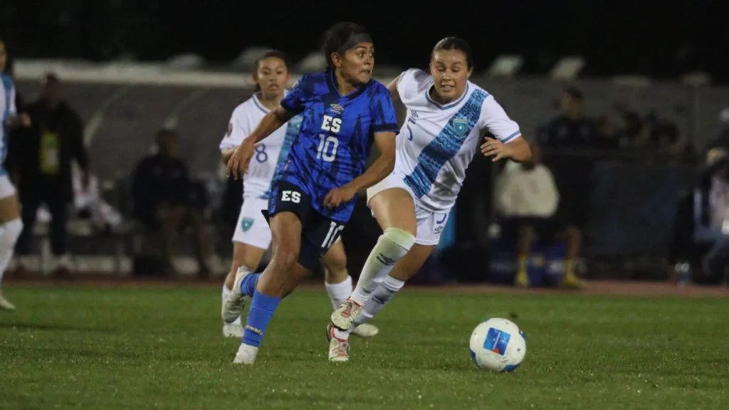 Cerén, MVP del repechaje, es perseguida por Gale en el repechaje. (Foto: FEDEFUT)