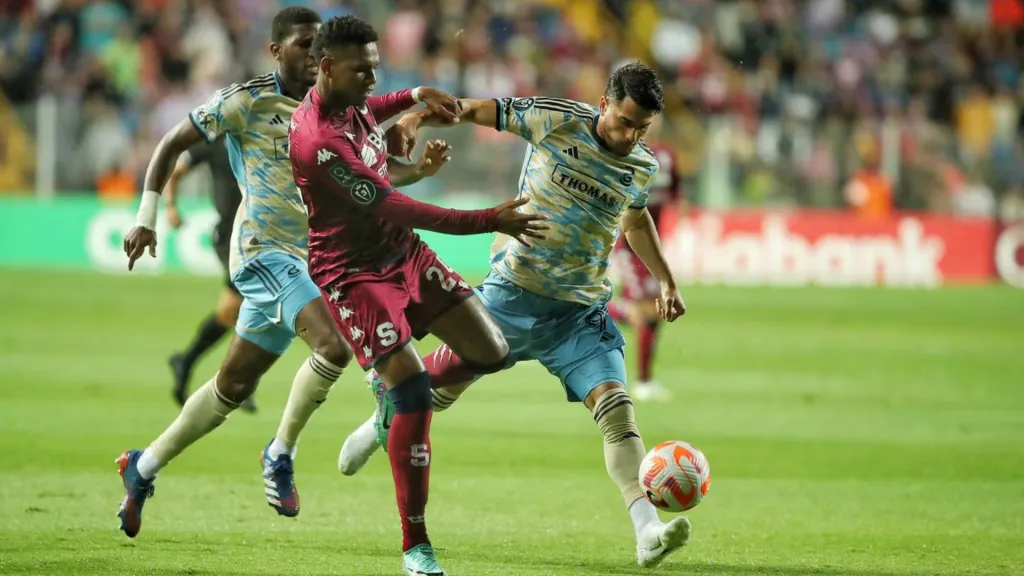 Orlando Sinclair intentando quitarle la bola a Julián Carranza, el verdugo de la ‘S’. (Foto: John Durán/La Teja)