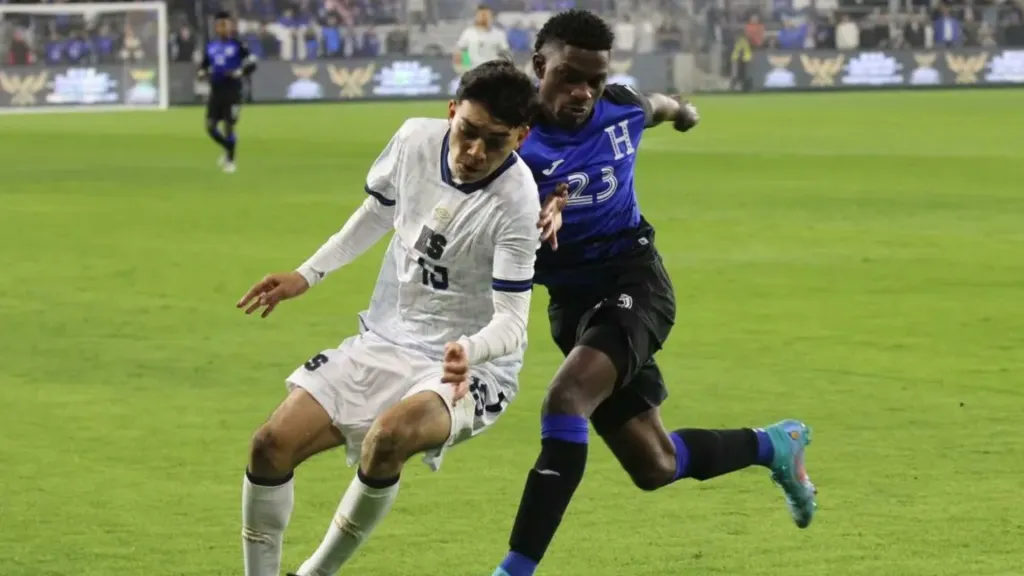Leo Menjívar aguantando la marca de Franklin Flores. (Foto: FESFUT)