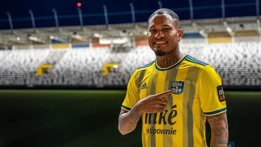 Erick Davis es presentado por su nuevo club (FC Kosice)