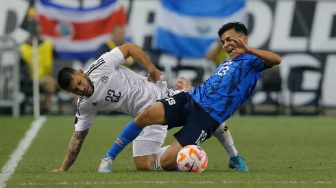 Jefry Valverde y Leo Menjívar, disputándose la pelota en el último Costa Rica 0-0 El Salvador por la Copa Oro 2023.