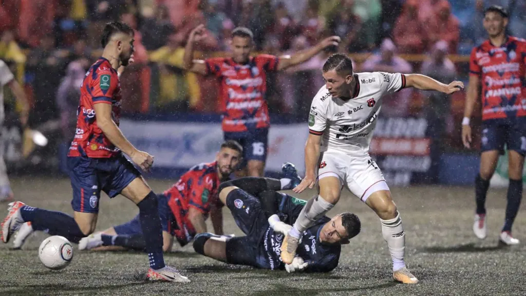Alajuelense sacó tres puntos de oro en su última visita al Estadio Carlos Ugalde. (Foto: John Durán / La Teja)