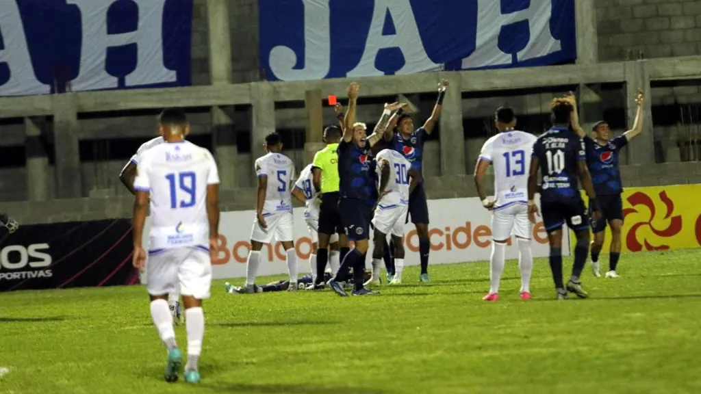 El último enfrentamiento entre Motagua y Victoria también estuvo signado por la expulsión de Diego Rodríguez, quien golpeó duramente a Carlos Argüeta. (Foto: Alex Pérez/La Prensa)