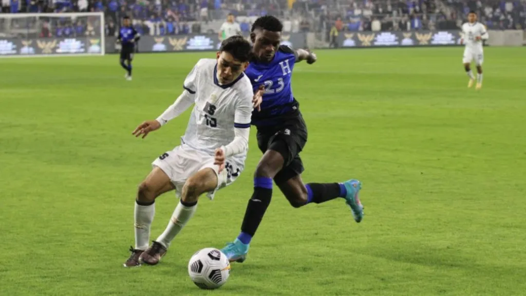 Leo Menjívar cubre la bola ante la marca de Franklin Flores. (Foto: FESFUT)