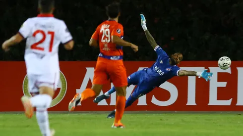 Luis Mejía terminó su partido con molestias