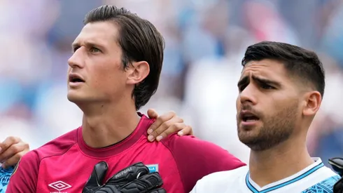 Pinto saltó en defensa de su compañero de Guatemala. (Foto: Getty Images)