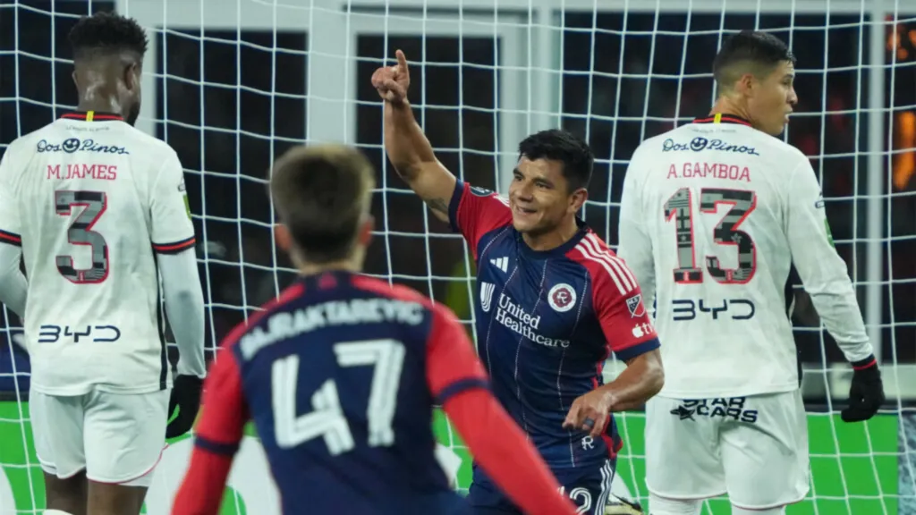 Nick Lima, celebrando el tanto con el que New England Revolution abrió la serie ante la Liga. (Foto: NER)