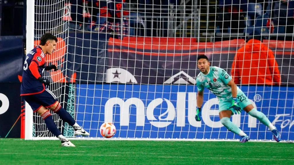 Leonel Moreira no pudo evitar la goleada del New England Revolution. (Foto: Getty Images)