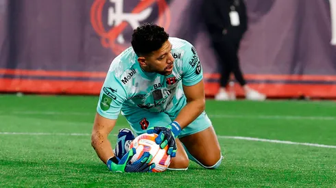 Leonel Moreira sufrió el ataque del New England Revolution. (Foto: Getty Images)