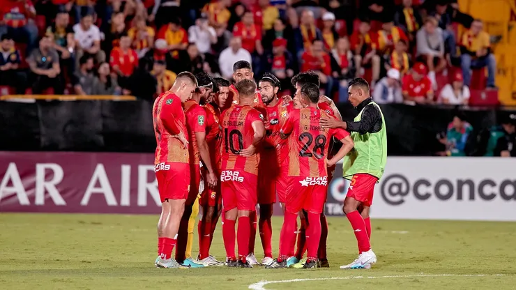 Herediano no tendría a todos sus titulares contra Robinhood. (Foto: X)