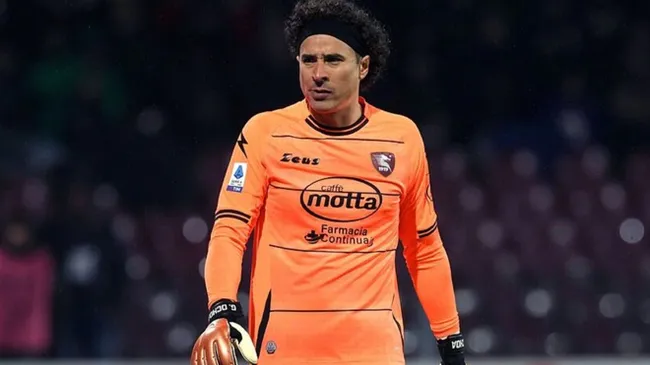 Guillermo Ochoa con el Salernitana