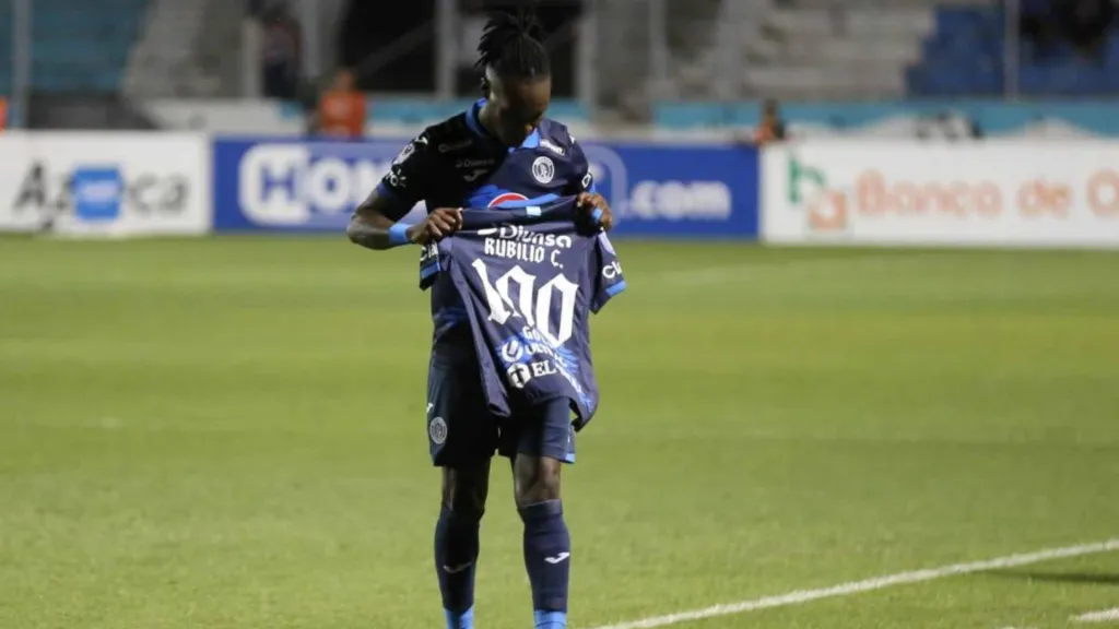 El partido ante Vida no fue uno más para Rubilio Castillo, quien llegó a 100 goles la camisa de Motagua en Liga Nacional. (Foto: David Romero)