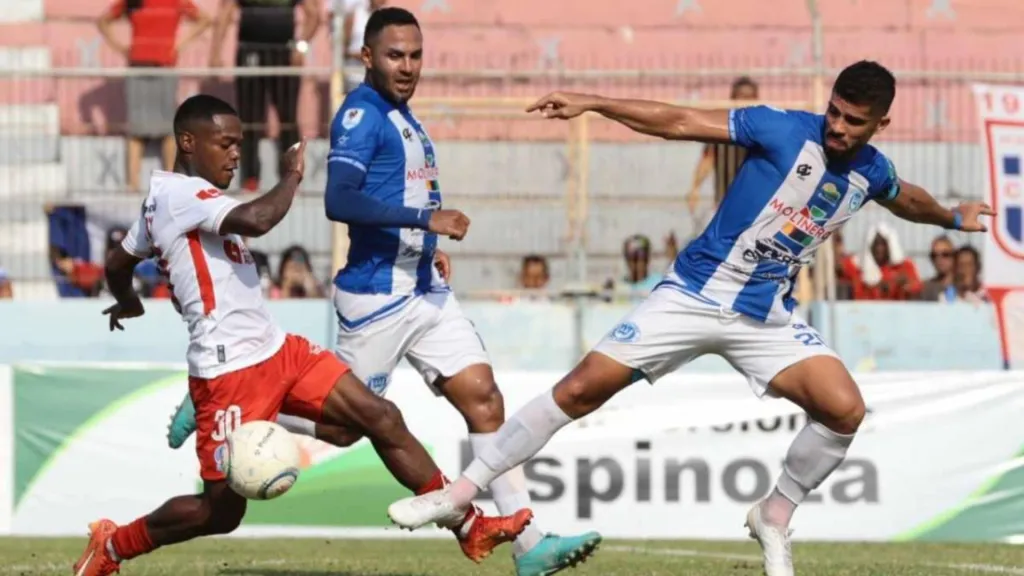 A pesar del 0-0, Olimpia hizo historia ante los ceibeños al llegar a 41 partidos invicto en la Liga Nacional, superando el record que ellos mismos habían impuesto entre 1968 y 1970. (Foto: Esaú Ocampo/La Prensa)