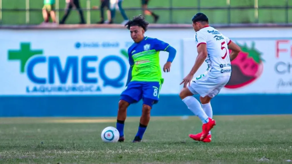 “Chelito” Martínez marca a Henry Gómez, quien está a punto de pasar la pelota. (Foto: Olancho FC)