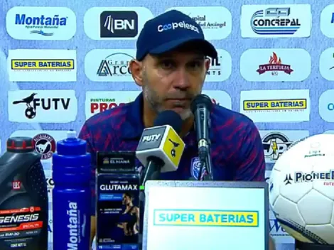 Luis Marín se cruza con un periodista en plena conferencia