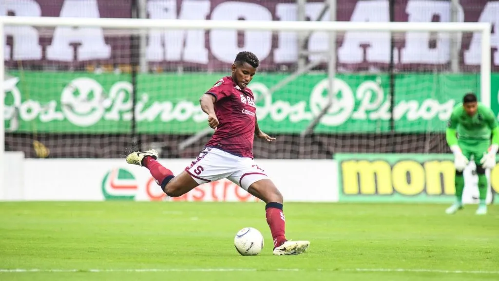 Fidel Escobar se perderá casi un mes sin jugar. (Foto: Saprissa)