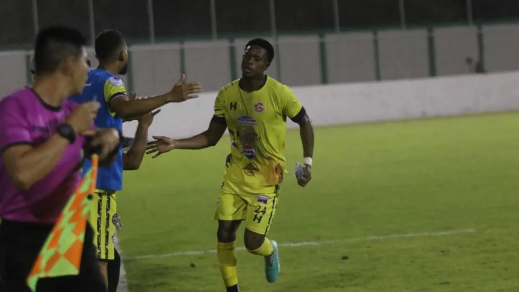 Dávila celebra el tanto con el que Génesis derrotó a Real España en Comayagua por segunda ocasión. (Foto: Alex Pérez/La Prensa)