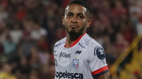 César Yanis renovó con San Carlos