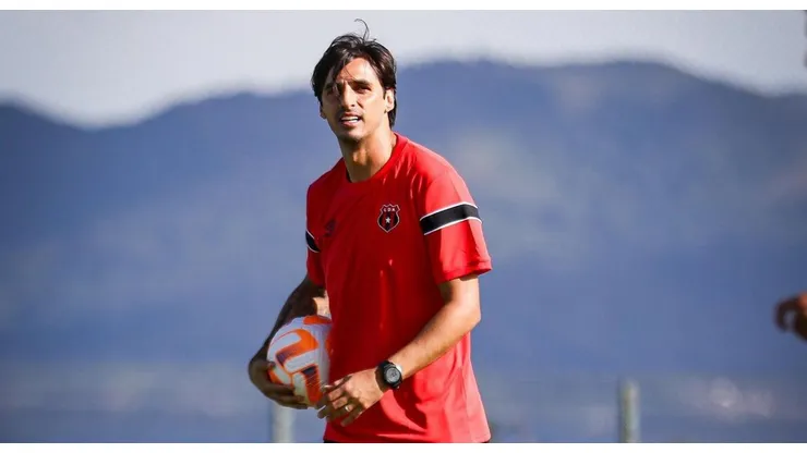 Bryan Ruiz toma el lugar de Guimaraes en Alajuelense y le envía un mensaje al Saprissa