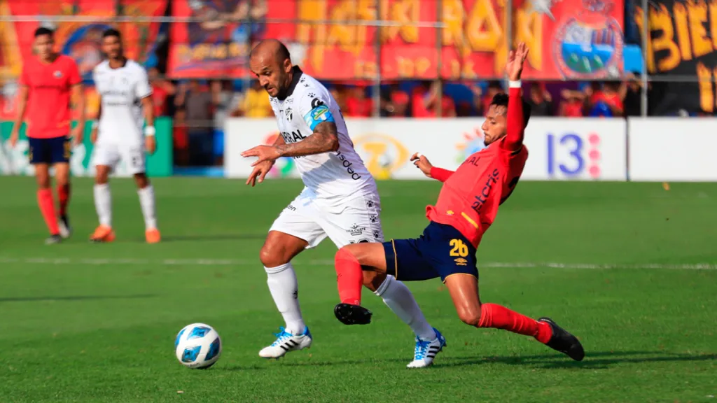 En el último Clásico, disputado en “El Trébol” el pasado 18 de noviembre, Comunicaciones se impuso 2-0 con los goles de José Corena y David Chuc. (Foto: Cremas)