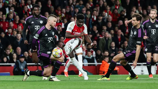 El remate con el que Saka abrió el marcador en favor de Arsenal. Luego, Gnabry y Kane le dieron la ventaja a Bayern, hasta que Trossard decretó el 2-2 final en la ida. (Foto: AFP)